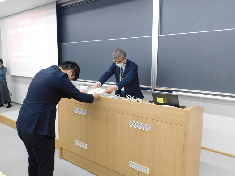 令和3年度 電気工学科/電気工学専攻の学位記伝達式