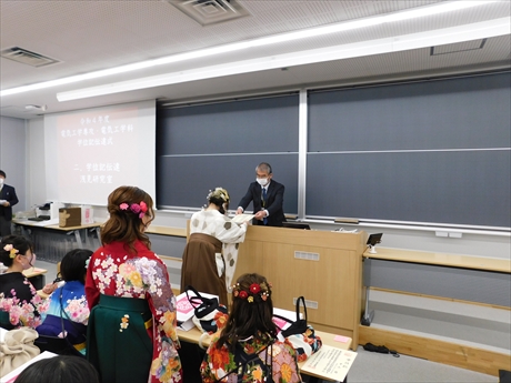 令和4年度 電気工学専攻・電気工学科の学位記伝達式