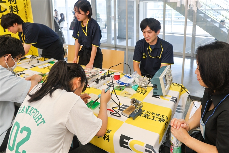 2024年オープンキャンパス(船橋)電気工学科ブースの様子