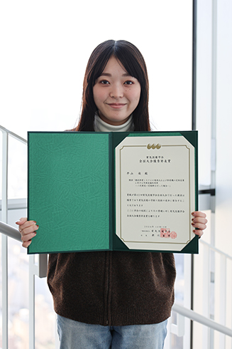 電気工学専攻博士前期課程2年の平山萌さんが2024年(第42回)電気設備学会全国大会において「全国大会優秀発表賞」を受賞