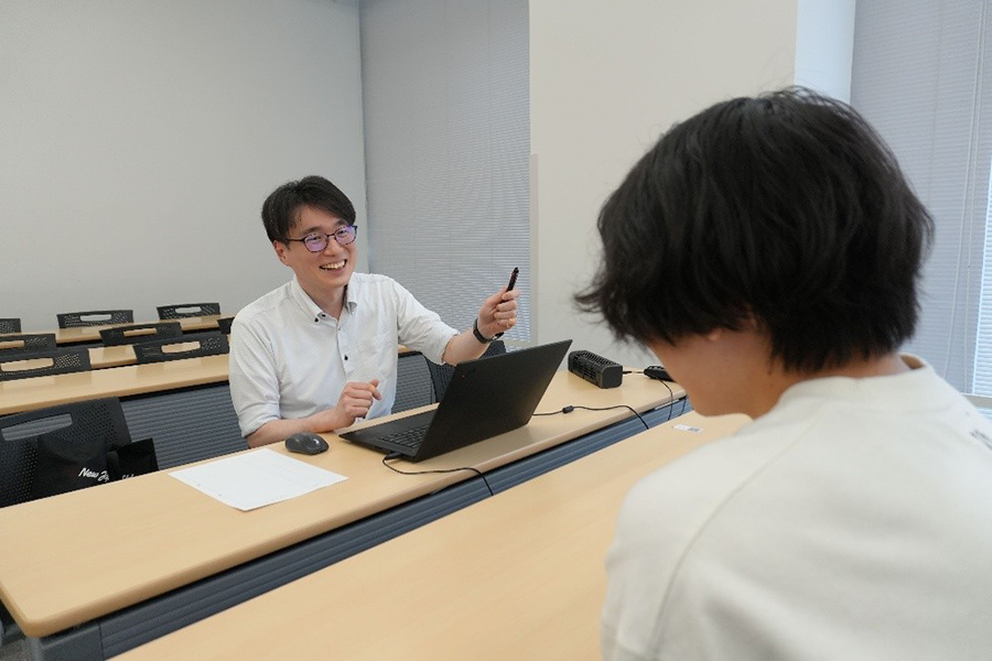 新入生オリエンテーションを開催 ― 駿河台校舎で個人面談とランチバイキング ―
